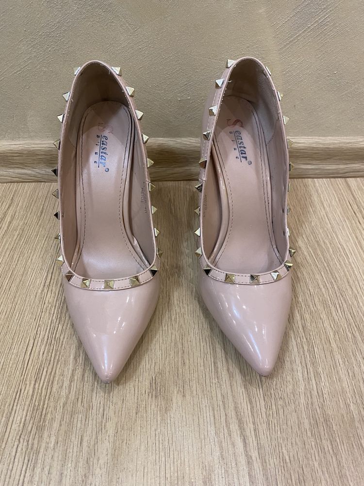 Обувки модел Valentino и кубинки модел Celine