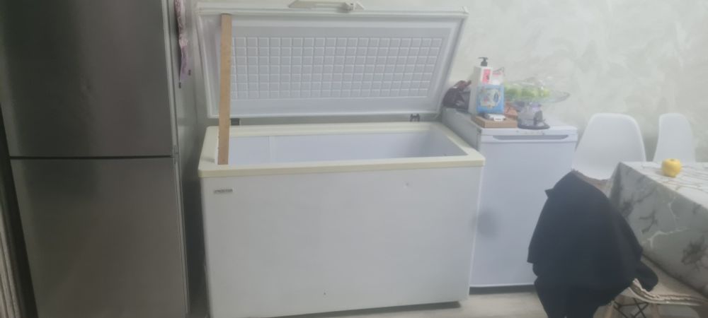 Морозилка рабочая,продаем в связи с переездом в квартиру