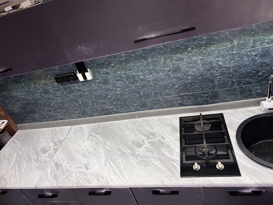 Продам столешницу+ встроенную варочную поверхность и раковину