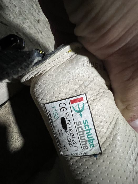 3 perechi  de bocanci cu fier în vârf