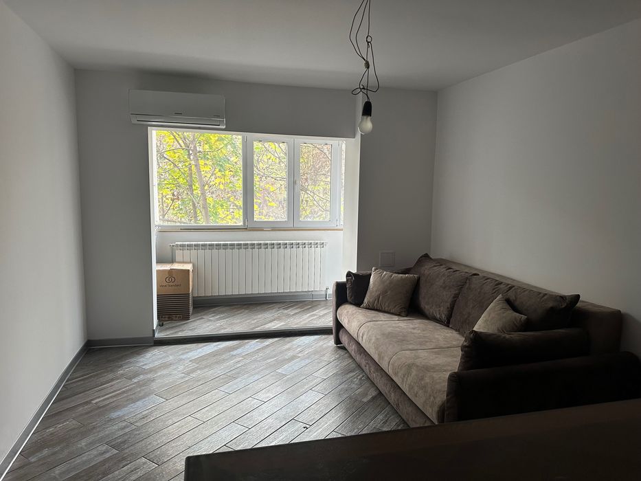 Dau în chirie apartament proaspăt renovat și mobilat ,2 camere 55mp.