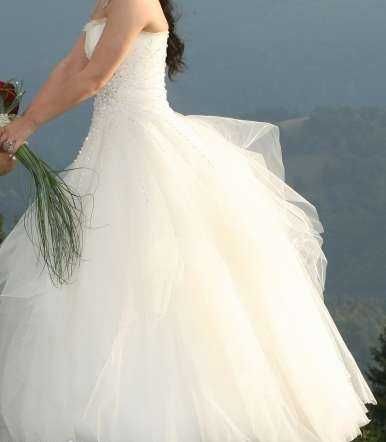 Rochie de mireasa cu crinolina