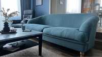 Canapea albastra confortabila