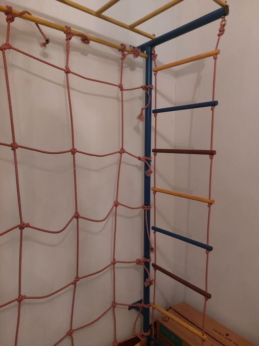 Турник , шведское стенько , кольцо , спортивный уголок.