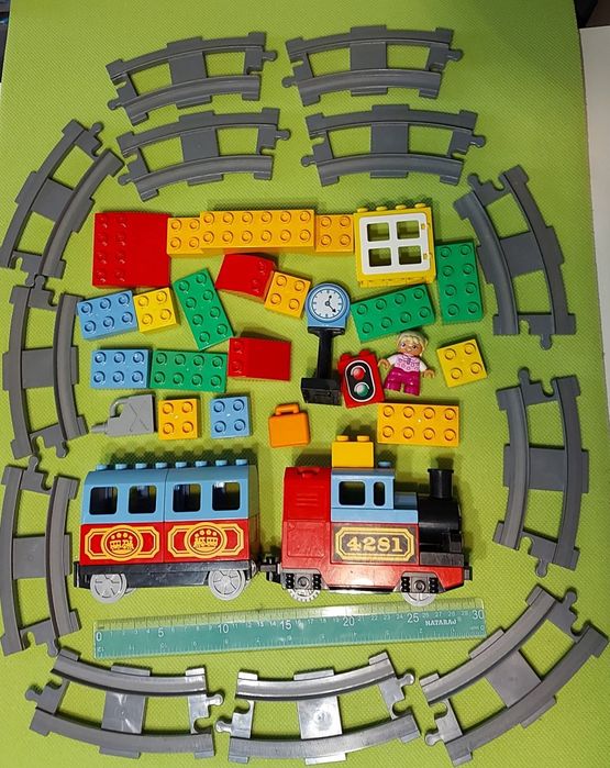 Влакче Lego, работи, върви по релсите и издава звук. Цена: 40лв.
