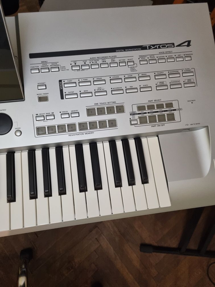 Vând orga Yamaha Tyros 4 NOU