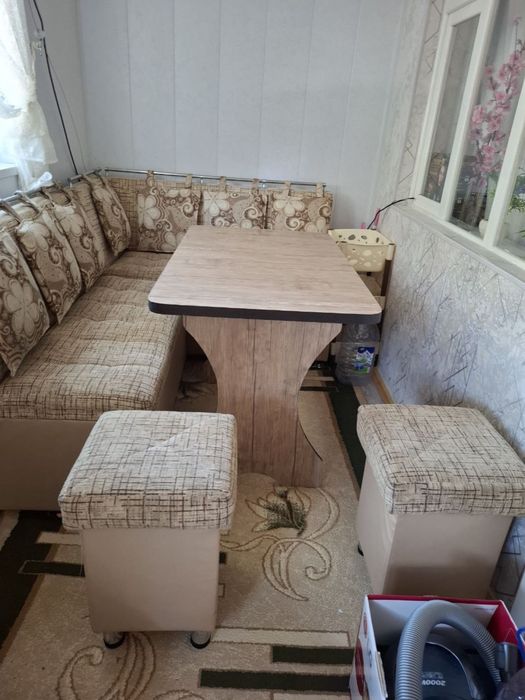 Кухонный уголок со столом