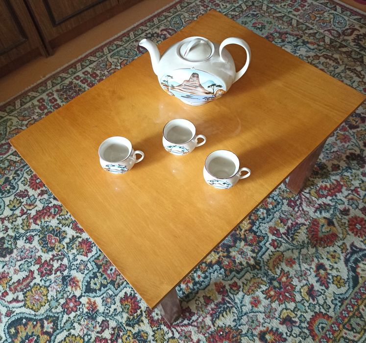 Продам стол полированый, для дома, мебель, подарки, для кухни.