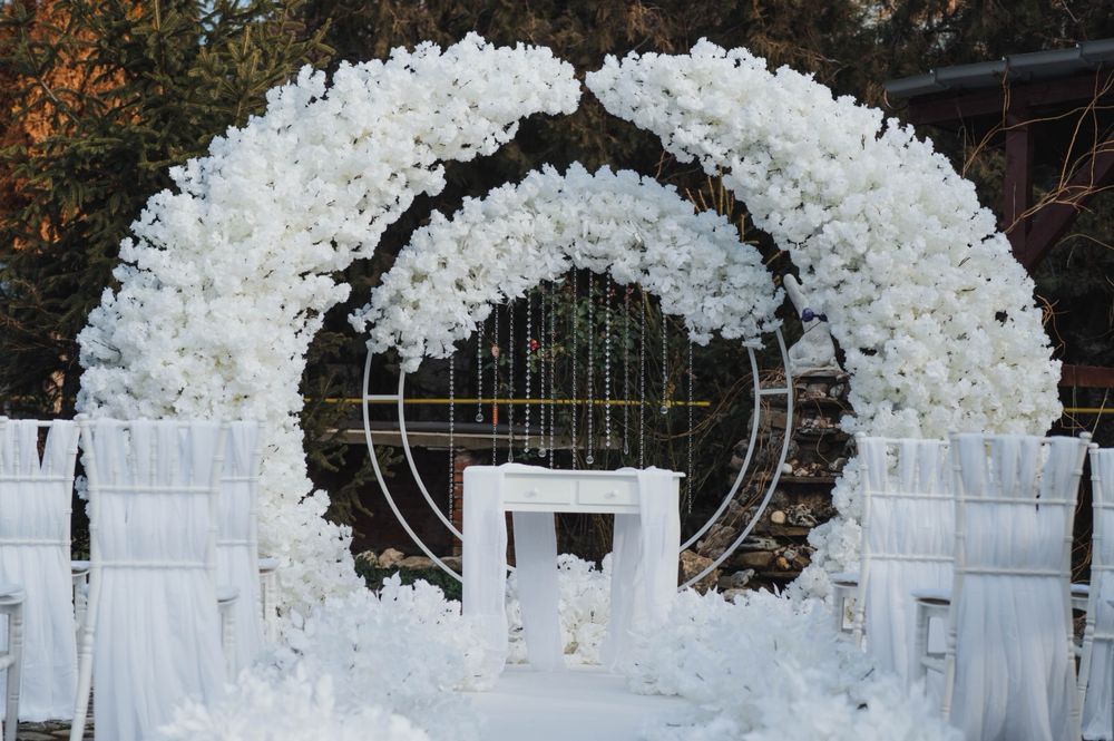 Cort, mese, scaune,vitrine, dozator de bere si aranjamente florale