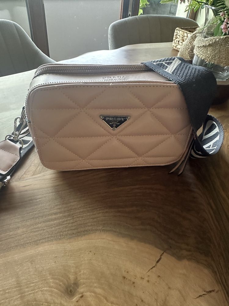 Нова  розова чанта на Prada