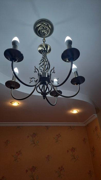 Люстра с двумя бра
