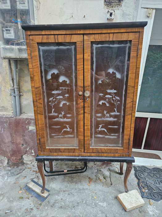 Dulap vintage din lemn masiv cu sticlă gravată. Piesa de colectie