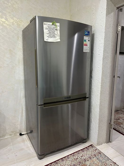 Продается холодильник двухкамерный