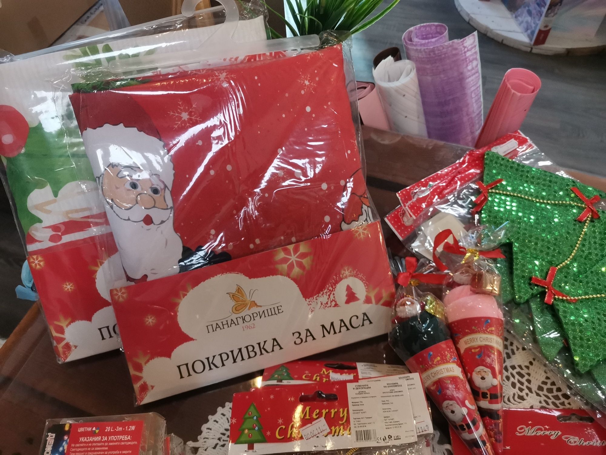 Коледни играчки и декорации