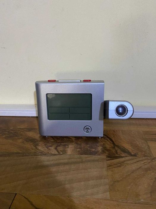 Проектор‑часовник (Beamer) за час и дата