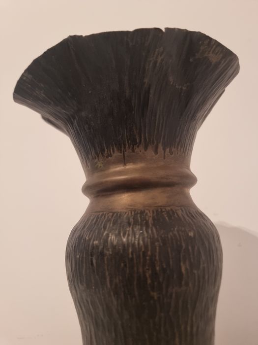 Vază trench art din teacă de obuz, datată 1937