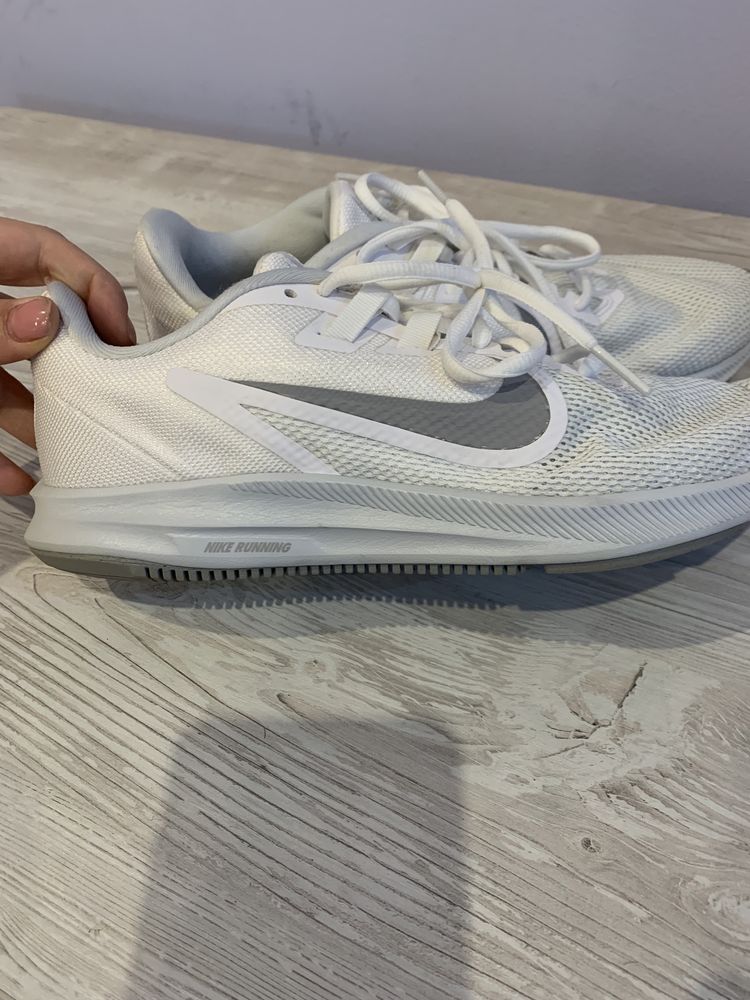 Adidași Nike albi, mărimea 39, purtați o singura data