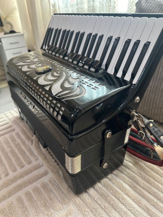 Продавам акордеон 120 баса caprice