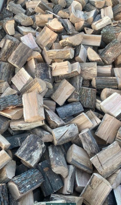 Lemne de foc tăiate și sparte