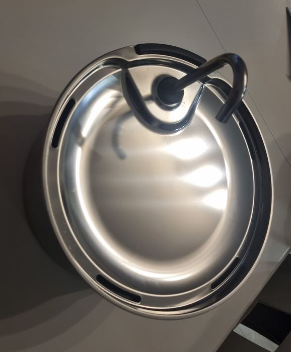 Фонтан за вода за домашни любимци FeelNeedy 3,5 литра