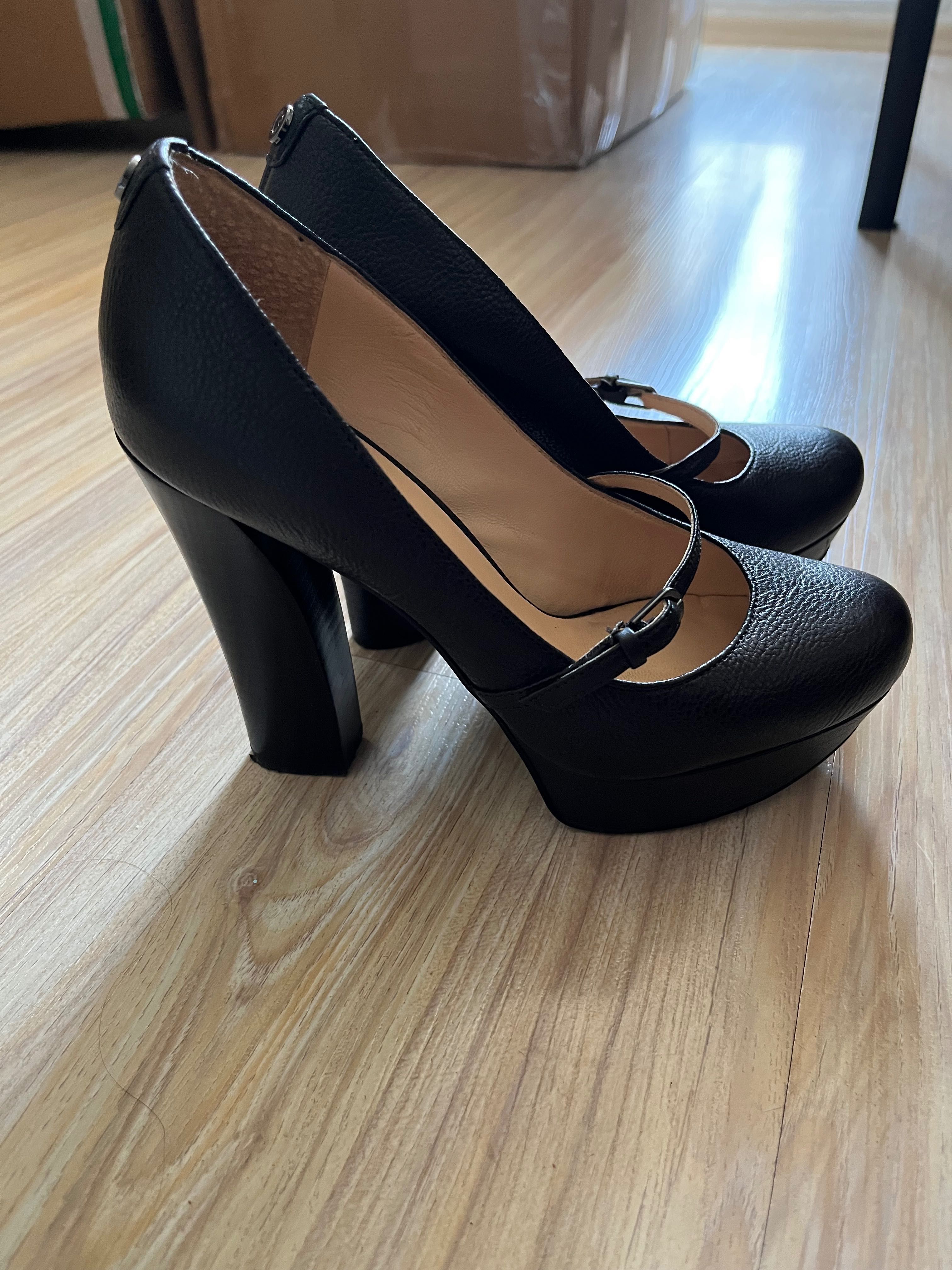 Обувки с висок ток GUESS