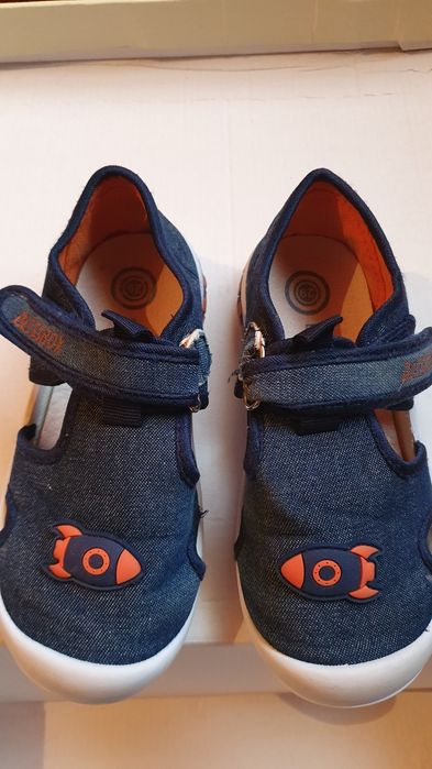 Детская обувь,кроссовки