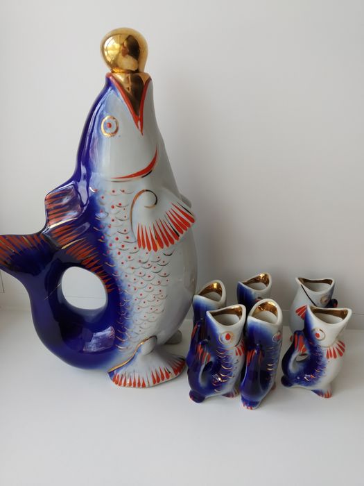 Винтажный фарфор -штоф со стопками.