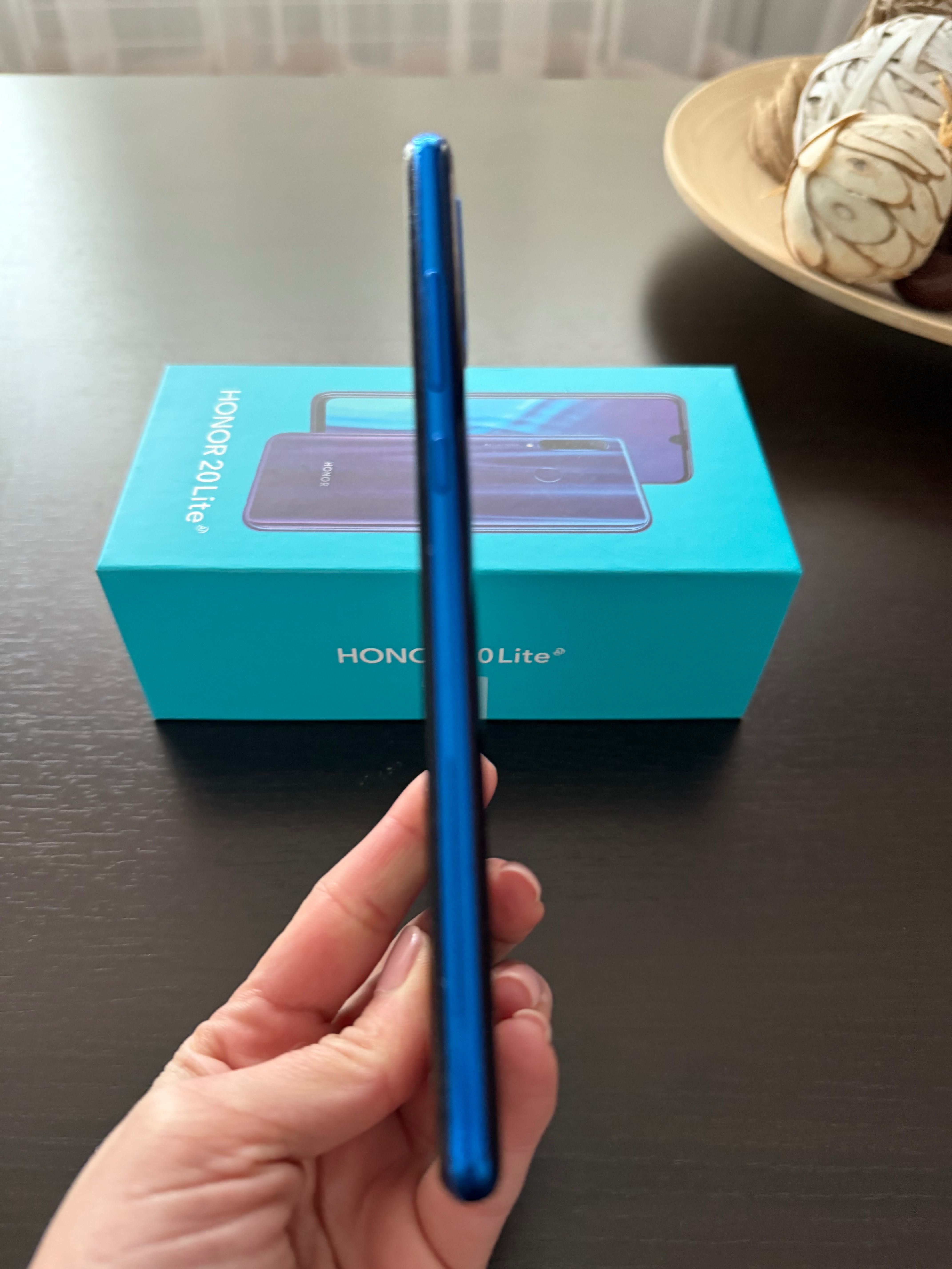 Продавам смарт телефон Honor 20Lite