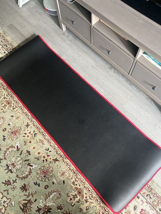 Коврик для йоги.