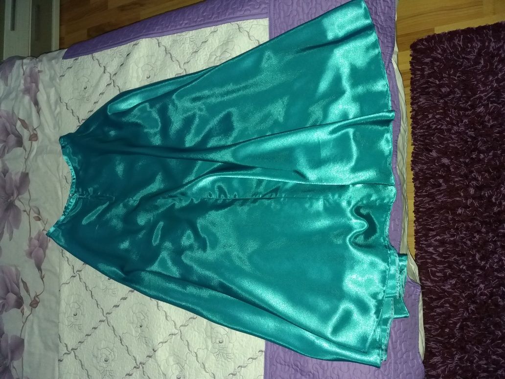 Rochie de gala, compusa din 2 parti. Pret. 50 lei.