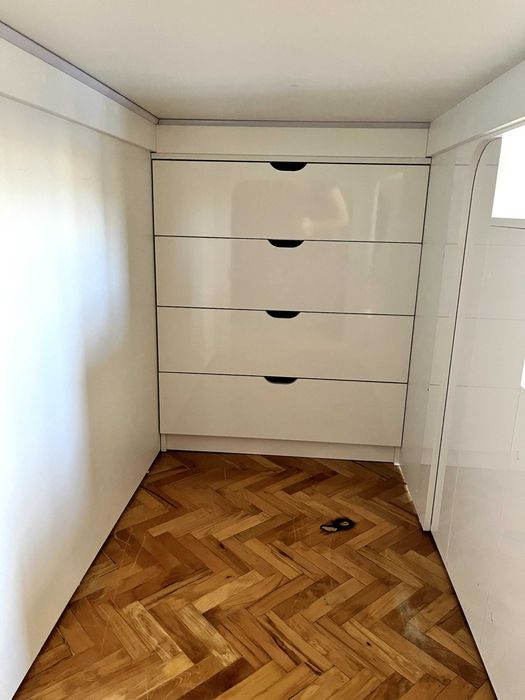 Детски легла на втори етаж със стълба, етажерки и ракли под тях