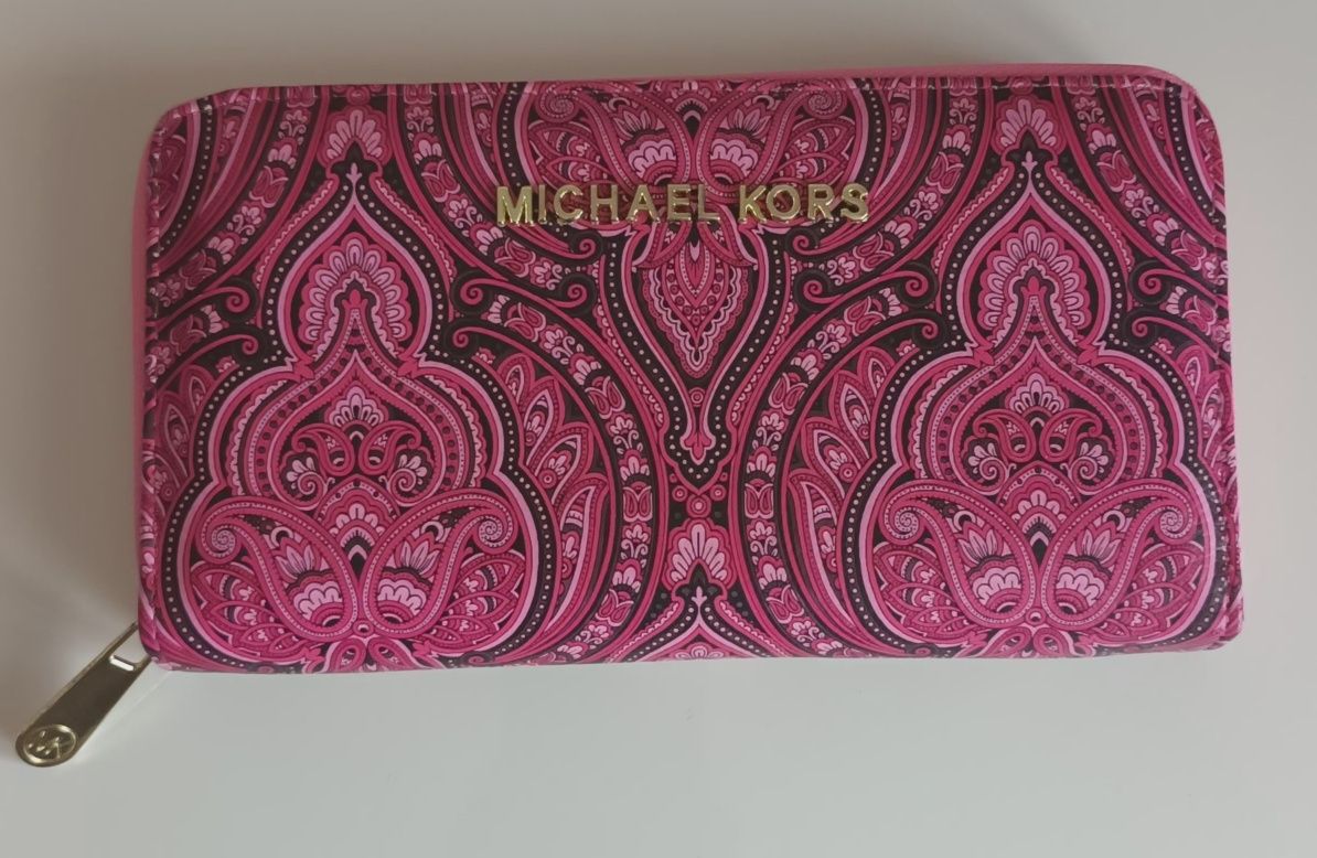 Портмонета Michael Kors и парфюми Cartier за жени.