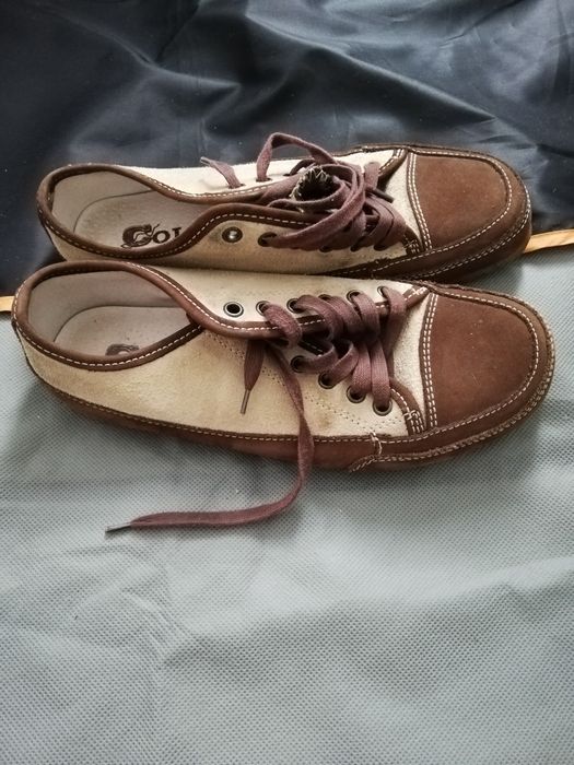 Tenesi aproape noi marimea 38