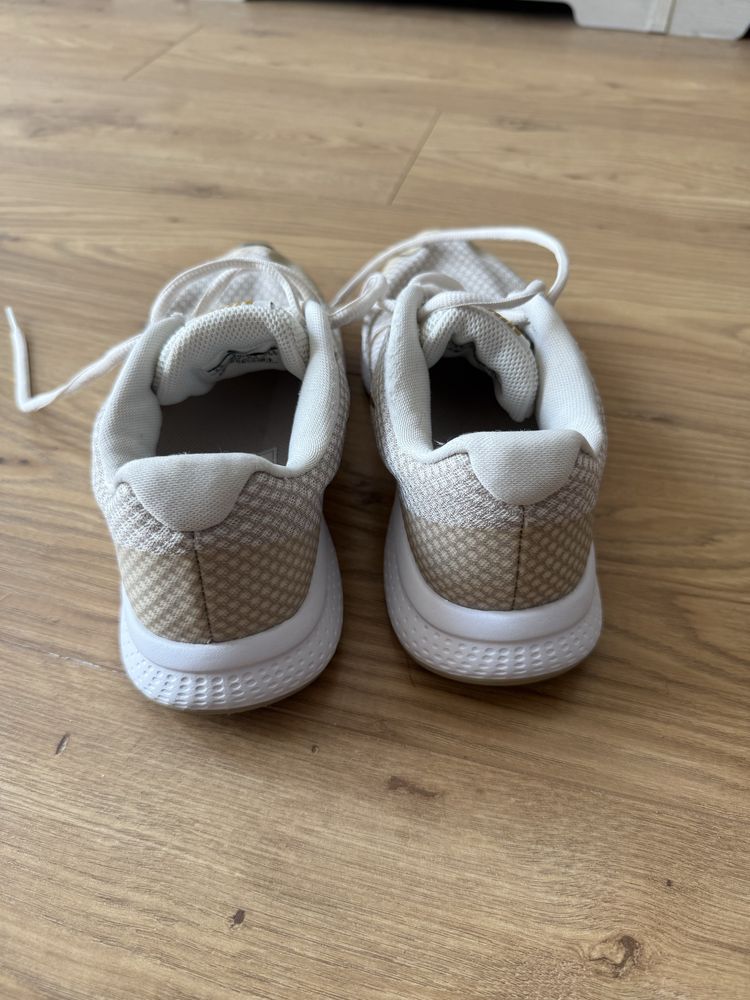 Маратонки Nike в бежово