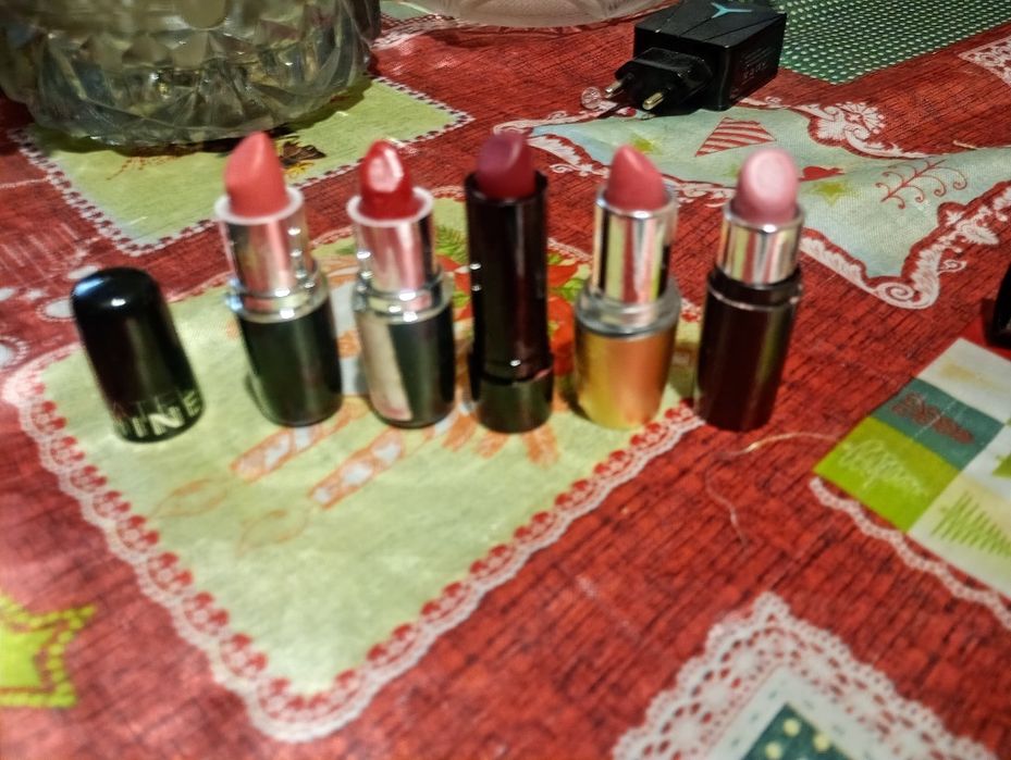 Козметика МАС-основа за грим,коректори,гланцове,пудра и моливи