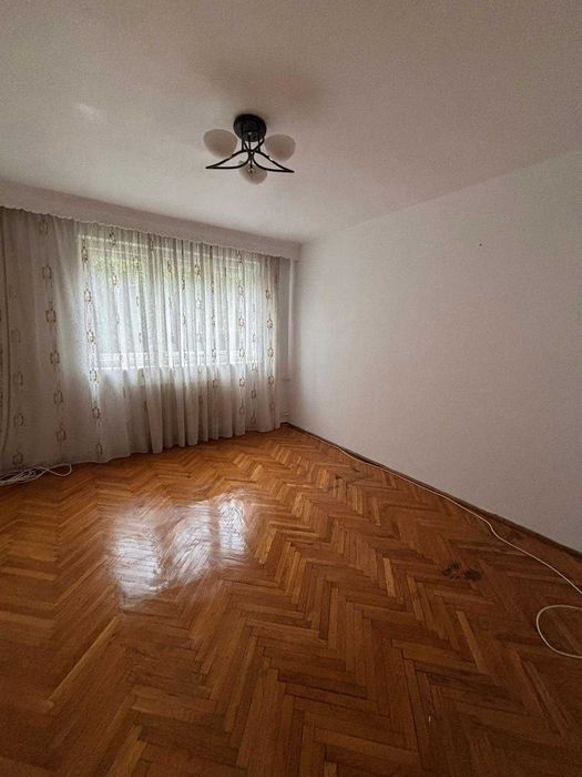 Vand apartament 2 camere decomandate etaj 3 zona Closca