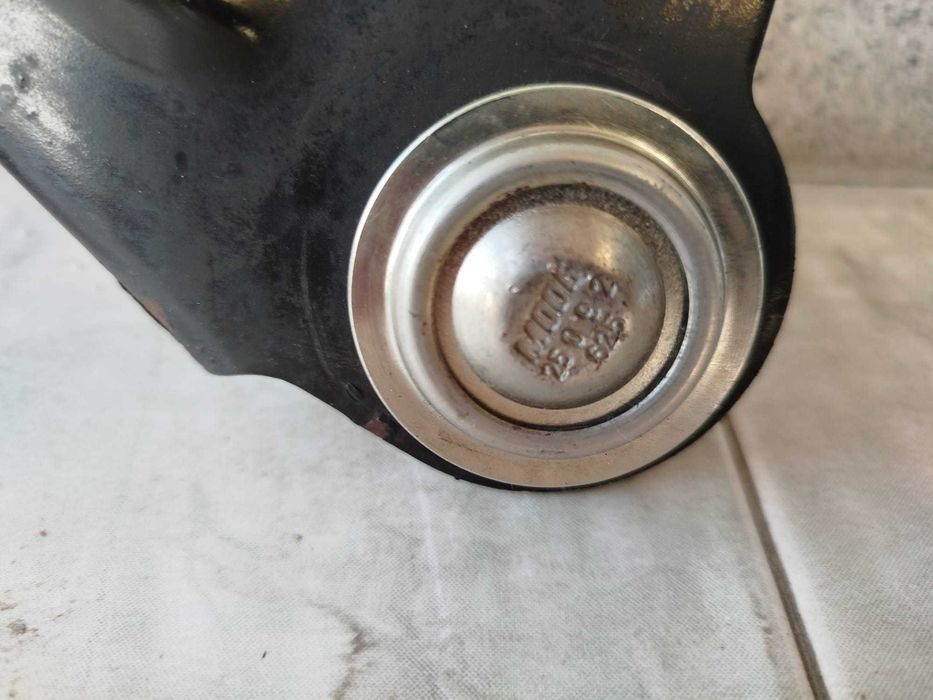 Продавам предни носачи за Рено-Меган