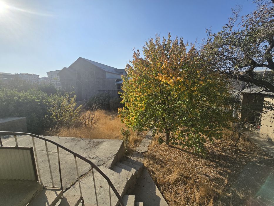 Ер участка сотилади 8,8 сотих Таунхаус курса булади 4 та Темуршох рест