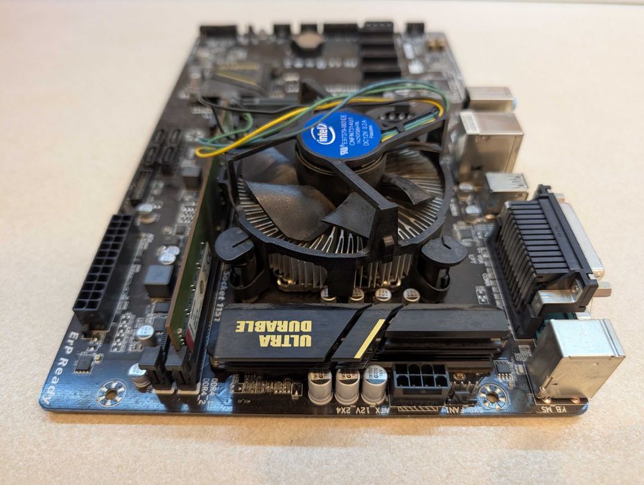 Gigabyte GA-H110-D3A / Intel Celeron 2.9 GHz / RAM 4GB / 128 GB SSD