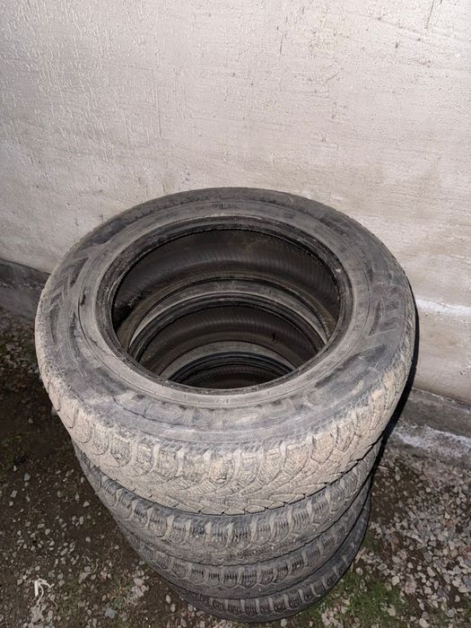 215/60/16 зимние шипованные б/у.