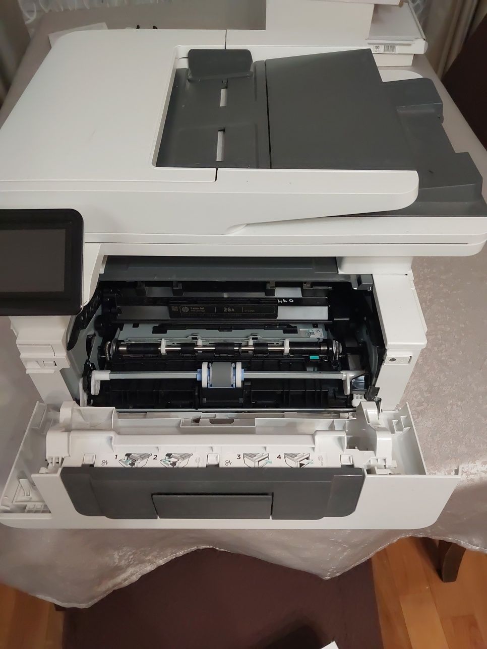 Продавам отличен принтер HP LaserJet M426dw A4 принтер/скенер/копир