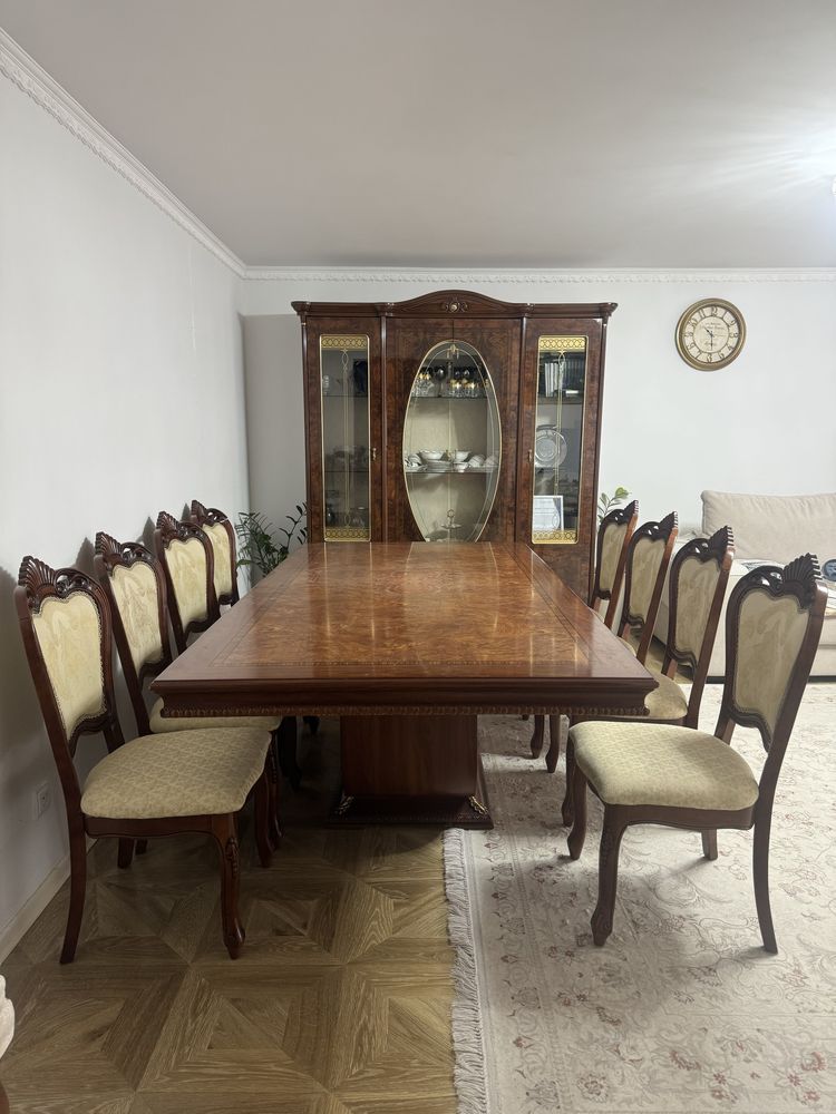 Продам сервант, стол, стулья
