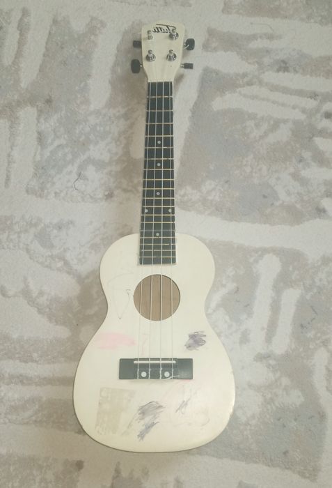 Продам укулеле  (отличный звук, можно перекрасить)
