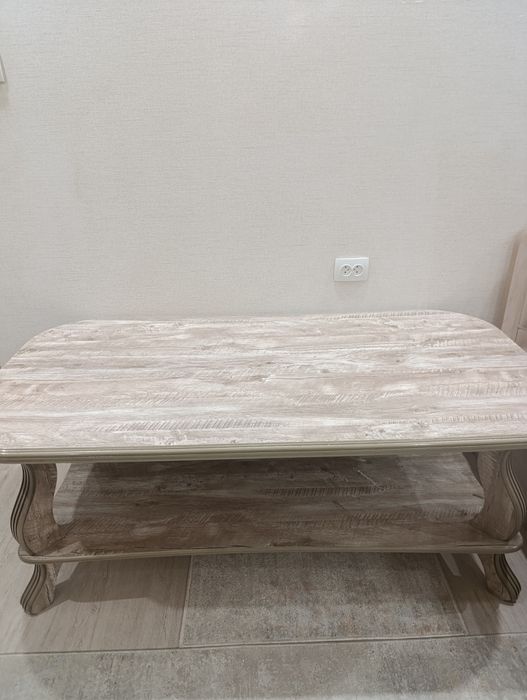 Stol sotiladi. Yaxshi xolatda