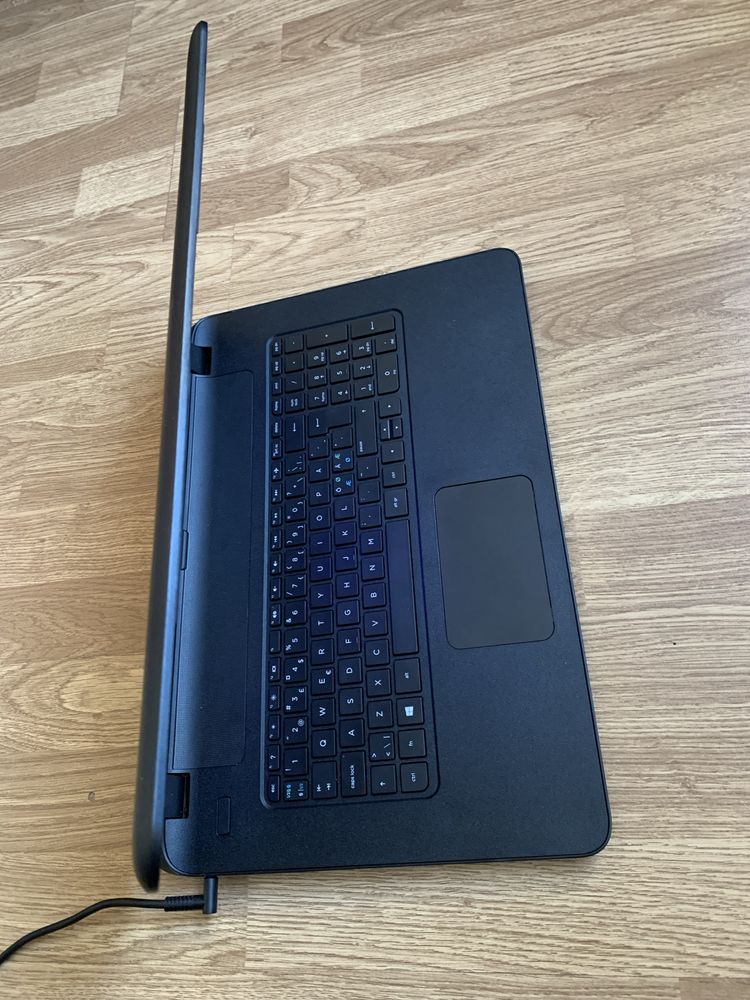 Laptop Hp Slim display mare 17,3 led,8gb ram,SSD 130gb m,cu incarcator