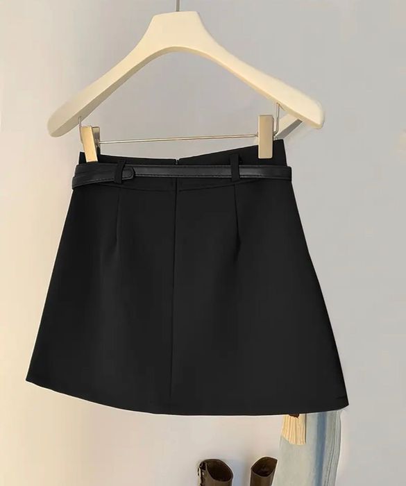 Къса черна пола плисе с колан - нова