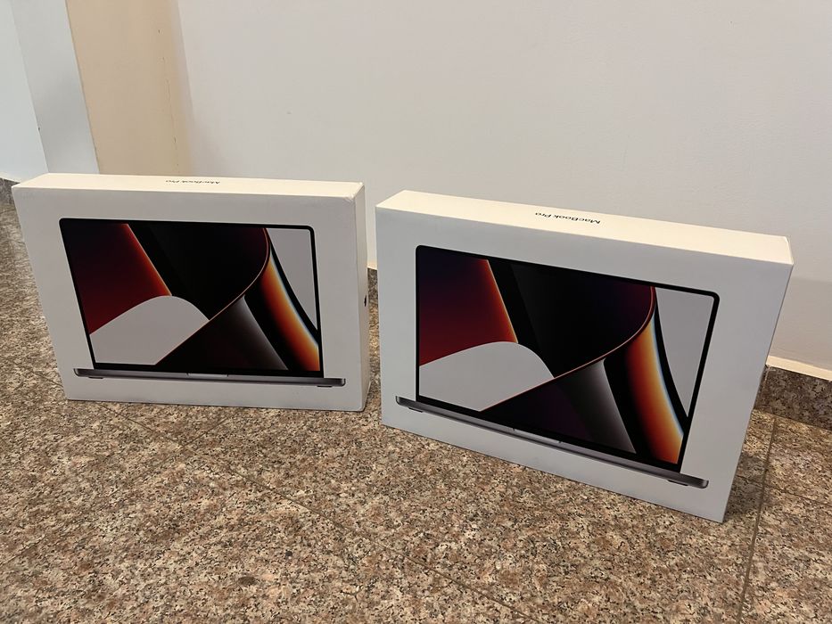 Празни кутии от MacBook