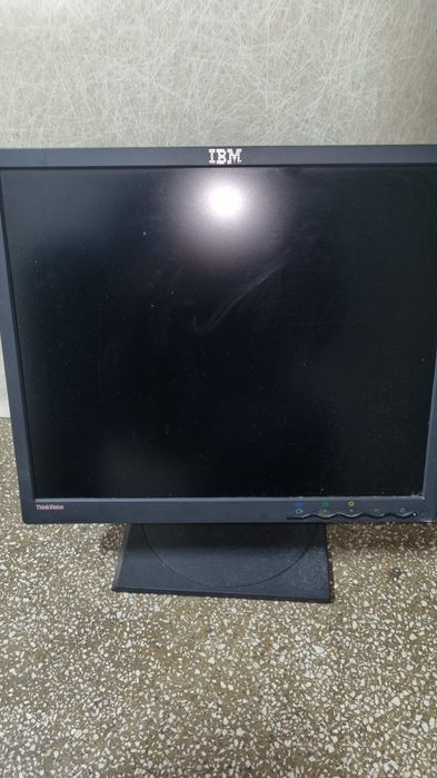 Monitor IBM ThinkVision 19" mufa VGA functional cu prindere VESA