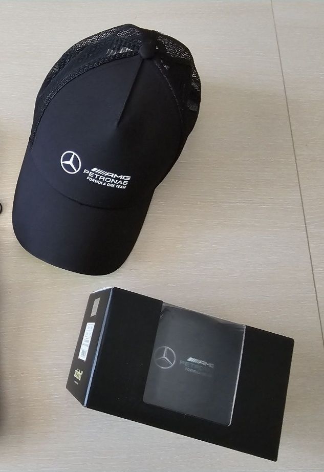 Фен артикули на Mercedes: чаша, флашка, ключодържател и лятна шапка