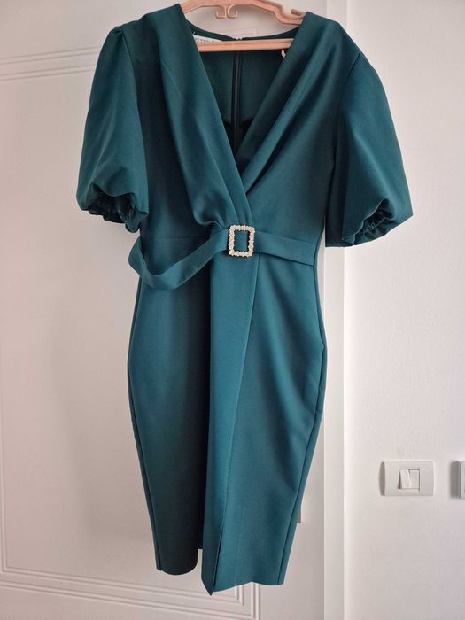 Vand rochii si costum barbati